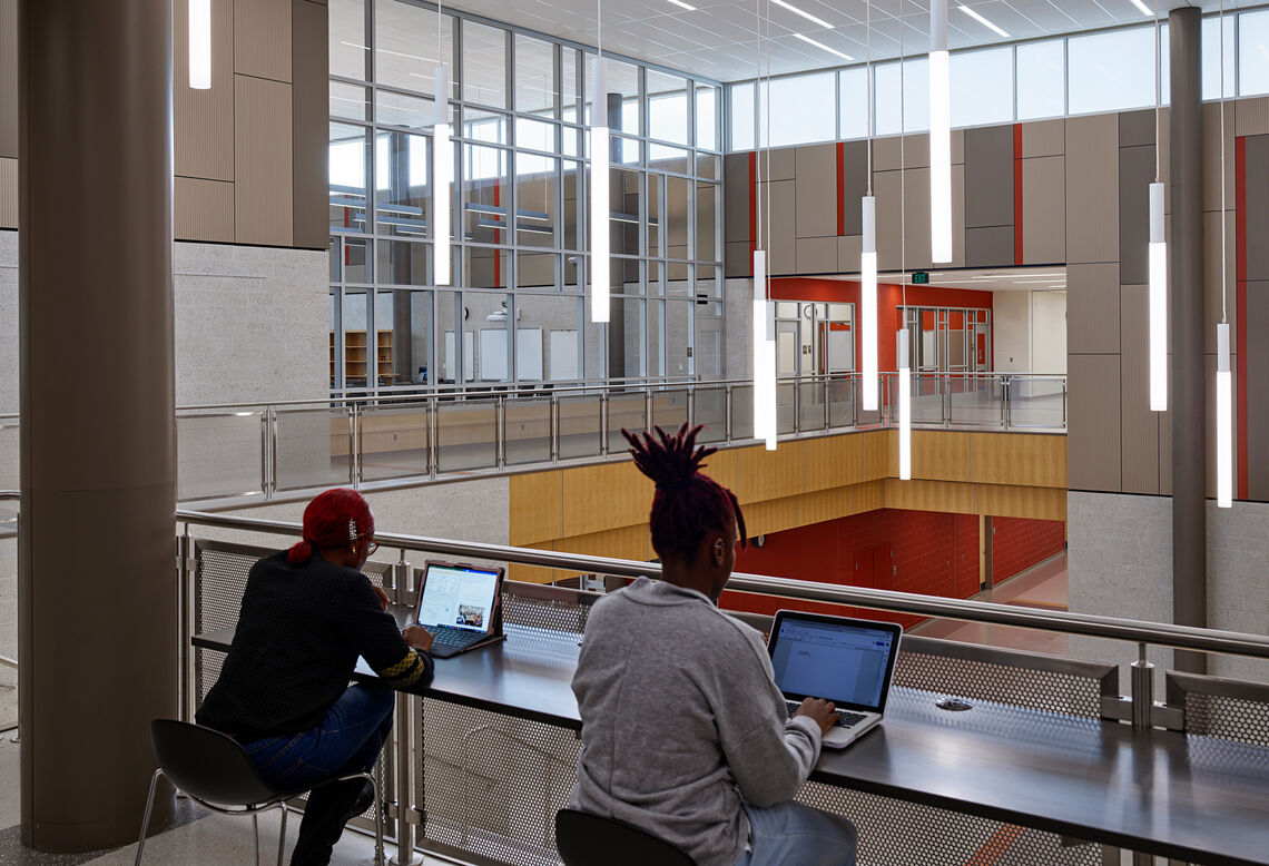 Flexibility and efficiency were key to the design. Free of lockers, corridors with benches and countertops allow for quick collaboration, study, or a moment of reprieve before class.